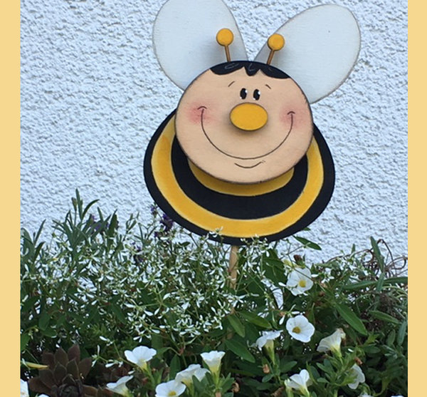 große fliegende Biene als Gartenstecker